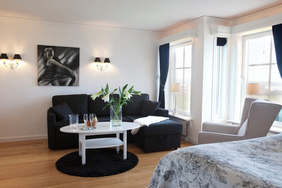 Panoramic Studio Suite, Jetted Tub (Pets not allowed) | Premium bedding, minibar, desk, iron/ironing board (on request)