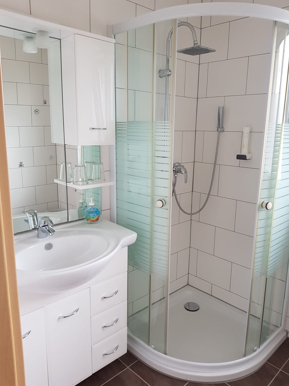 Business Single Room (Large Single Bed) | Bathroom | Shower, hair dryer, towels, soap