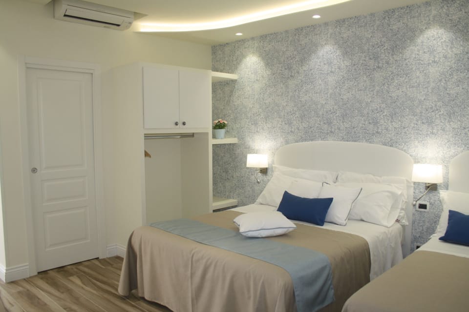 Quadruple Room | In-room safe, desk, soundproofing, free WiFi