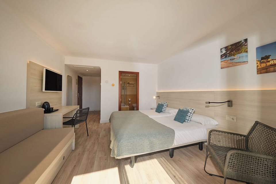 Standard Studio | Minibar, laptop workspace, blackout drapes, free WiFi