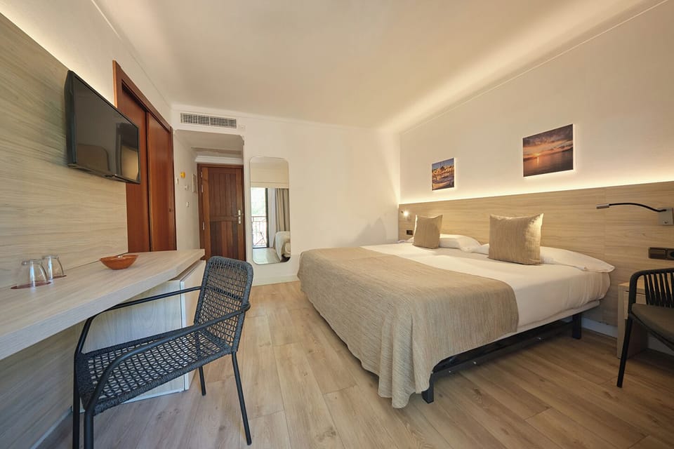 Basic Room, Balcony | Minibar, laptop workspace, blackout drapes, free WiFi