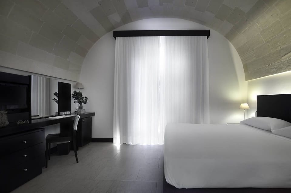 Minibar, in-room safe, desk, free WiFi