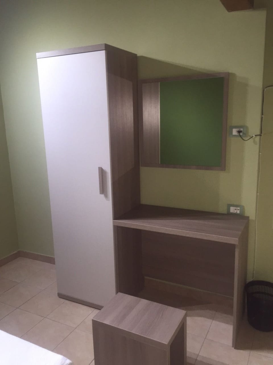 Desk, WiFi (free)