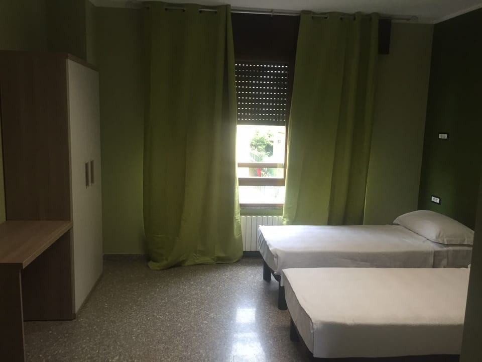 Basic Quadruple Room | Desk, free WiFi