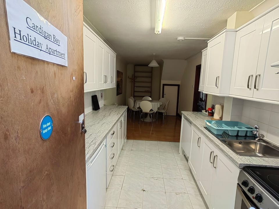 Apartment, Private Bathroom | Private kitchen | Shared fridge, microwave, coffee/tea maker, electric kettle