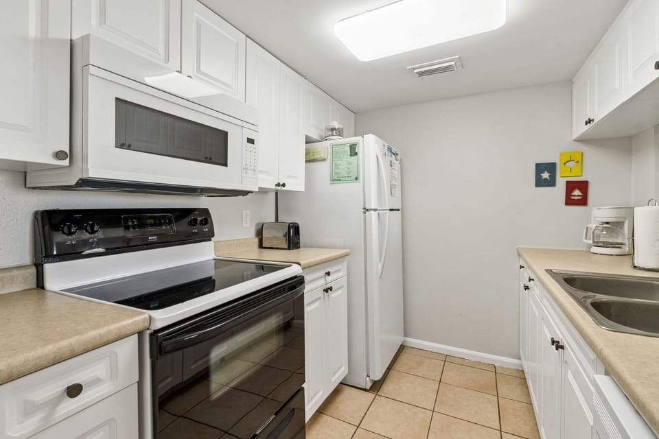 House, 2 Bedrooms | Private kitchen | Full-size fridge, microwave, oven, stovetop