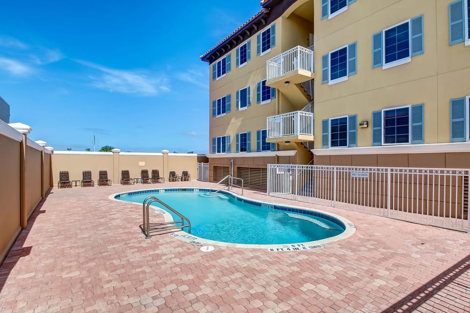 Condo, 3 Bedrooms | Pool | Outdoor pool, sun loungers