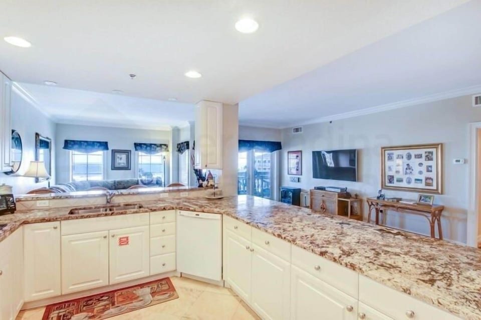 Condo, 3 Bedrooms | Private kitchen | Full-size fridge, microwave, oven, stovetop