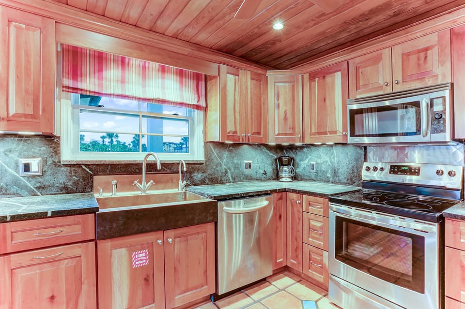 House, 4 Bedrooms | Private kitchen | Full-size fridge, microwave, oven, stovetop