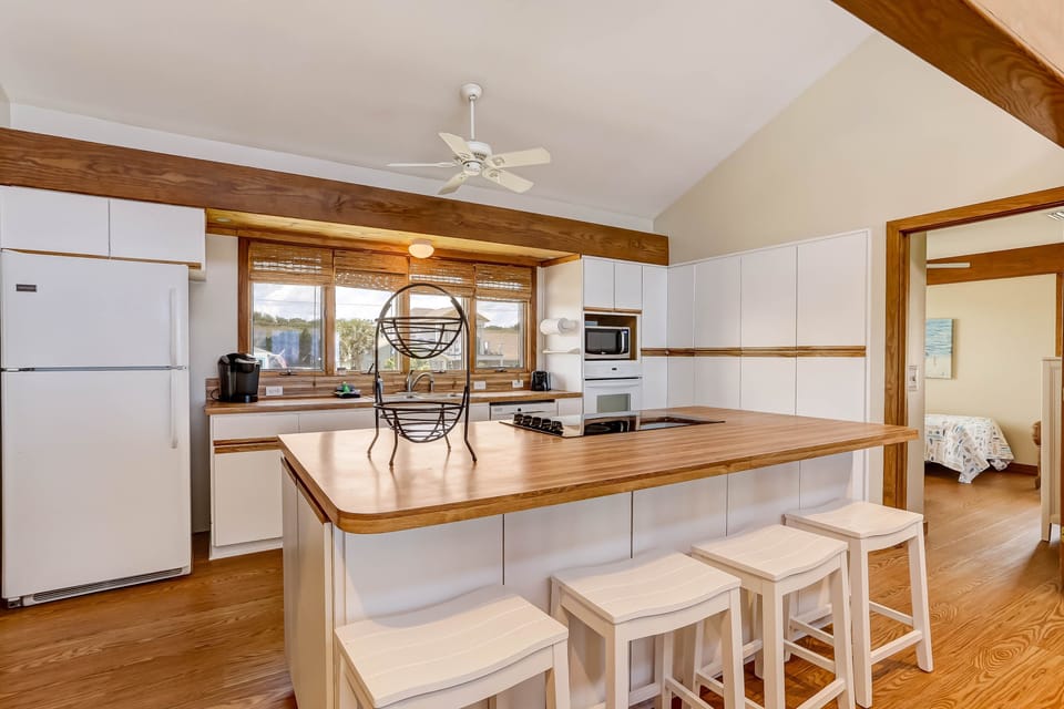 House, 3 Bedrooms | Private kitchen | Full-size fridge, microwave, oven, stovetop
