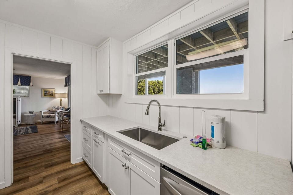 House, 2 Bedrooms | Private kitchen | Full-size fridge, microwave, oven, stovetop