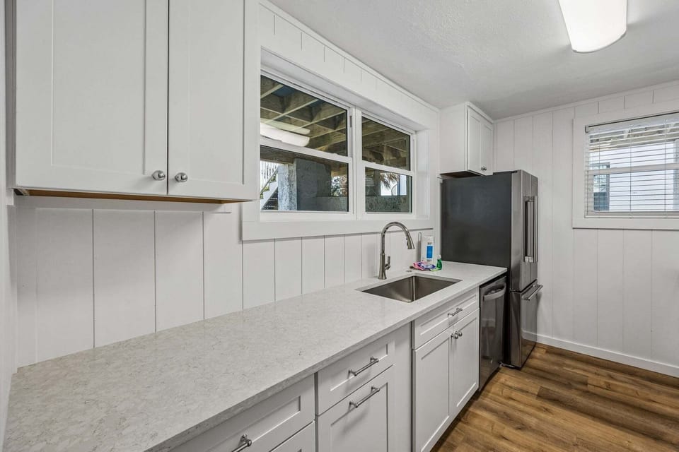 House, 2 Bedrooms | Private kitchen | Full-size fridge, microwave, oven, stovetop