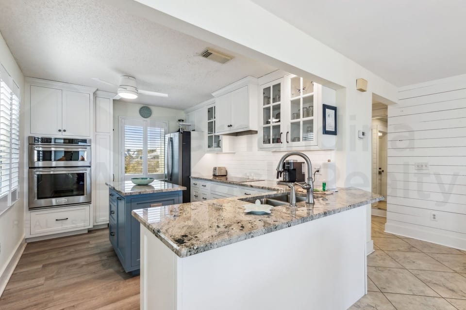 House, 4 Bedrooms | Private kitchen | Full-size fridge, microwave, oven, stovetop