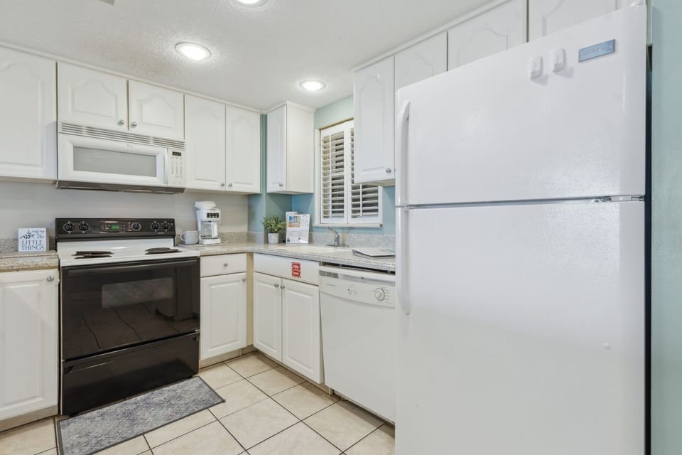 Condo, 2 Bedrooms | Private kitchen | Full-size fridge, microwave, oven, stovetop