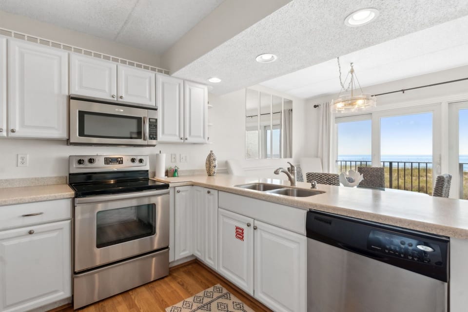 Condo, 2 Bedrooms | Private kitchen | Full-size fridge, microwave, oven, stovetop