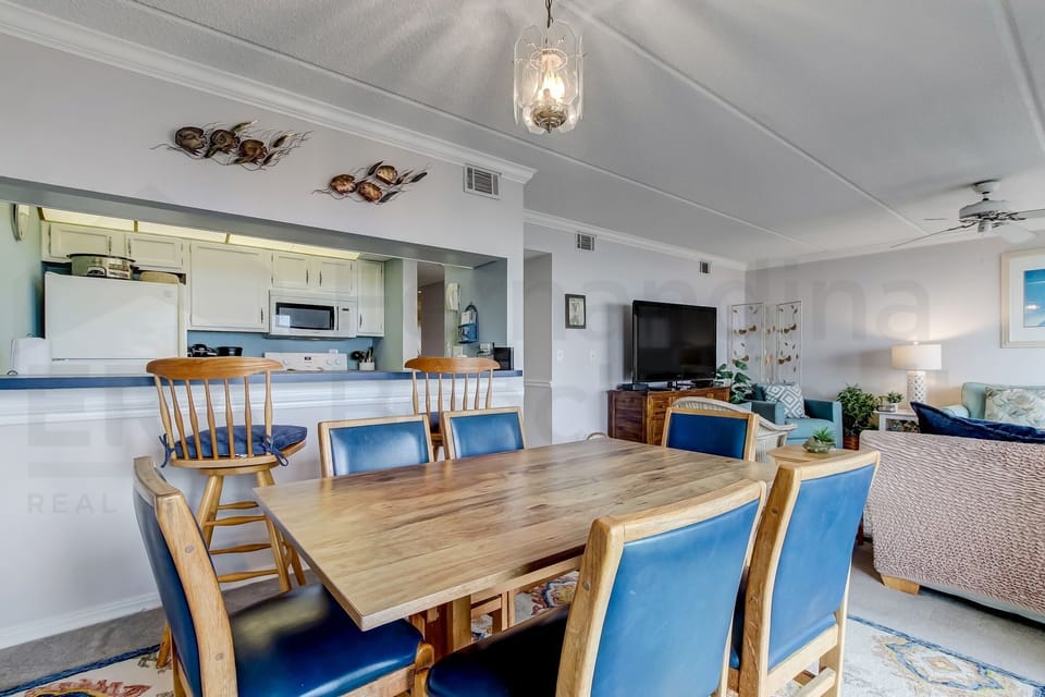 Condo, 2 Bedrooms | Dining