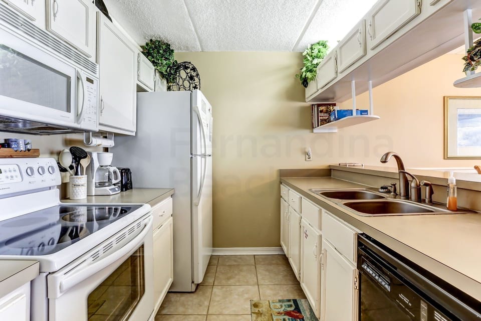 Condo, 2 Bedrooms | Private kitchen | Full-size fridge, microwave, oven, stovetop