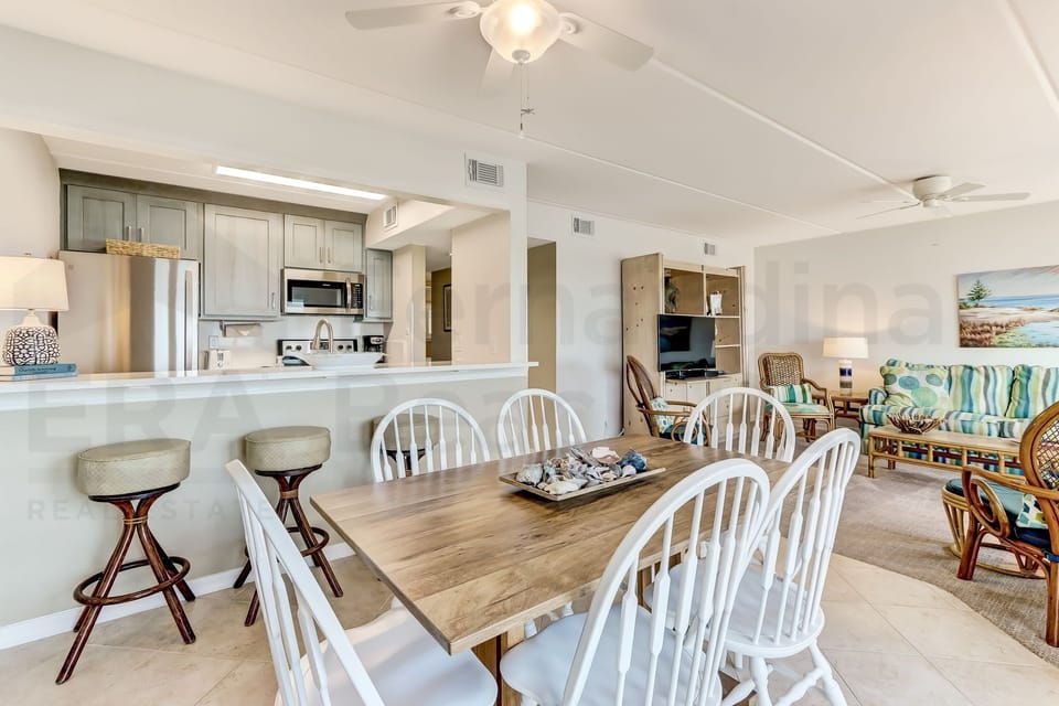 Condo, 2 Bedrooms | Dining