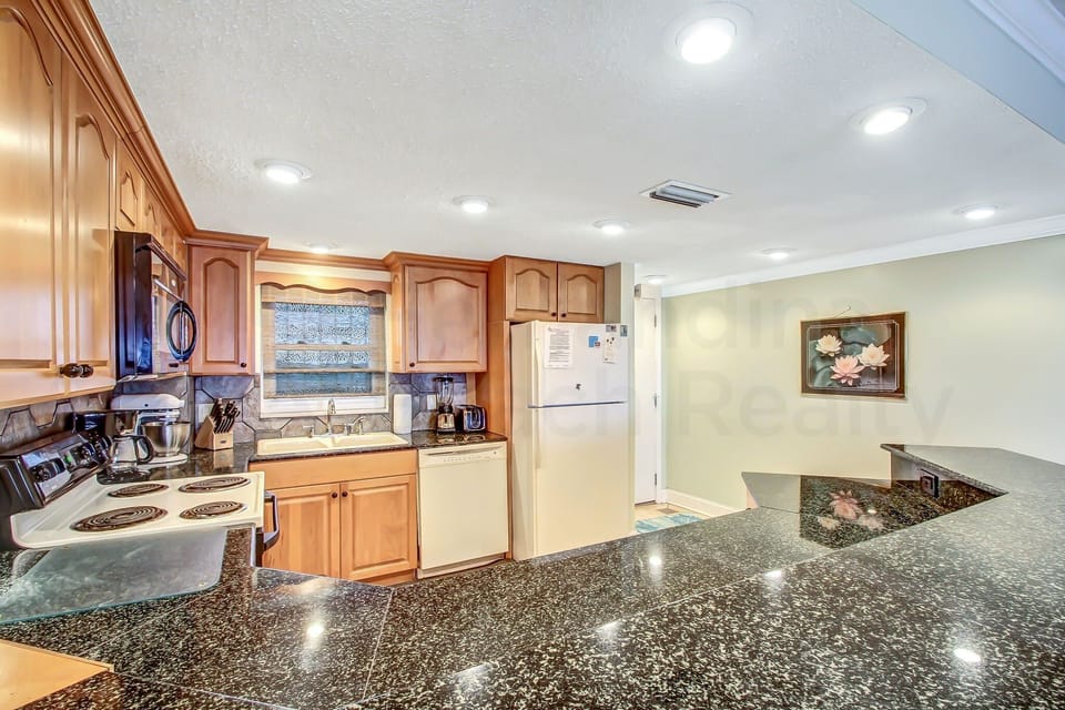 Condo, 2 Bedrooms | Private kitchen | Fridge, microwave, oven, coffee/tea maker