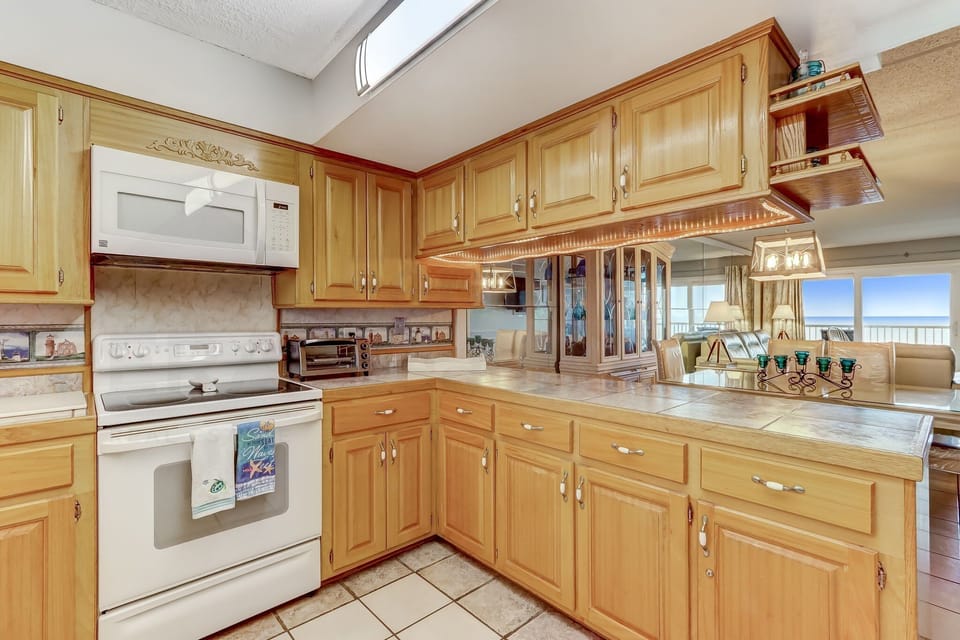 Condo, 2 Bedrooms | Private kitchen | Full-size fridge, microwave, oven, stovetop