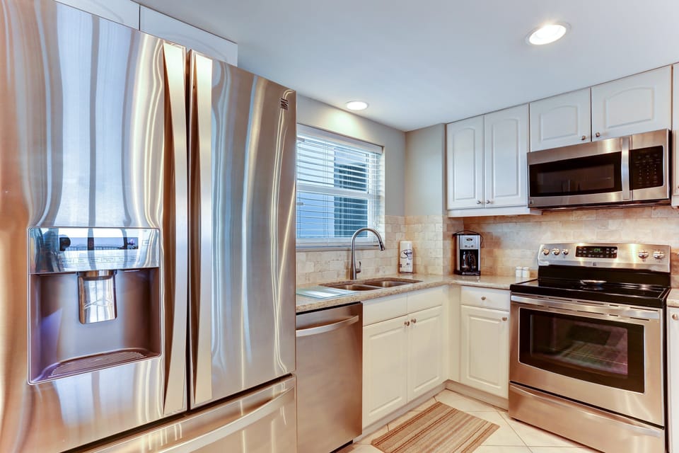 Condo, 2 Bedrooms | Private kitchen | Full-size fridge, microwave, oven, stovetop