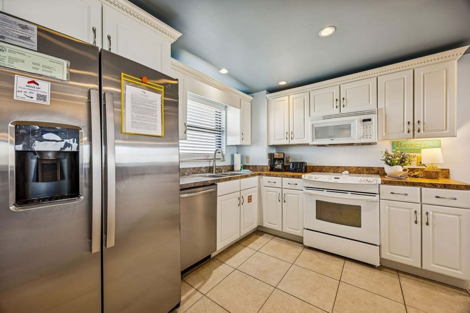 Condo, 2 Bedrooms | Private kitchen | Full-size fridge, microwave, oven, stovetop