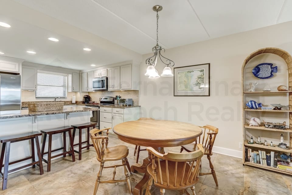 Condo, 2 Bedrooms | Dining