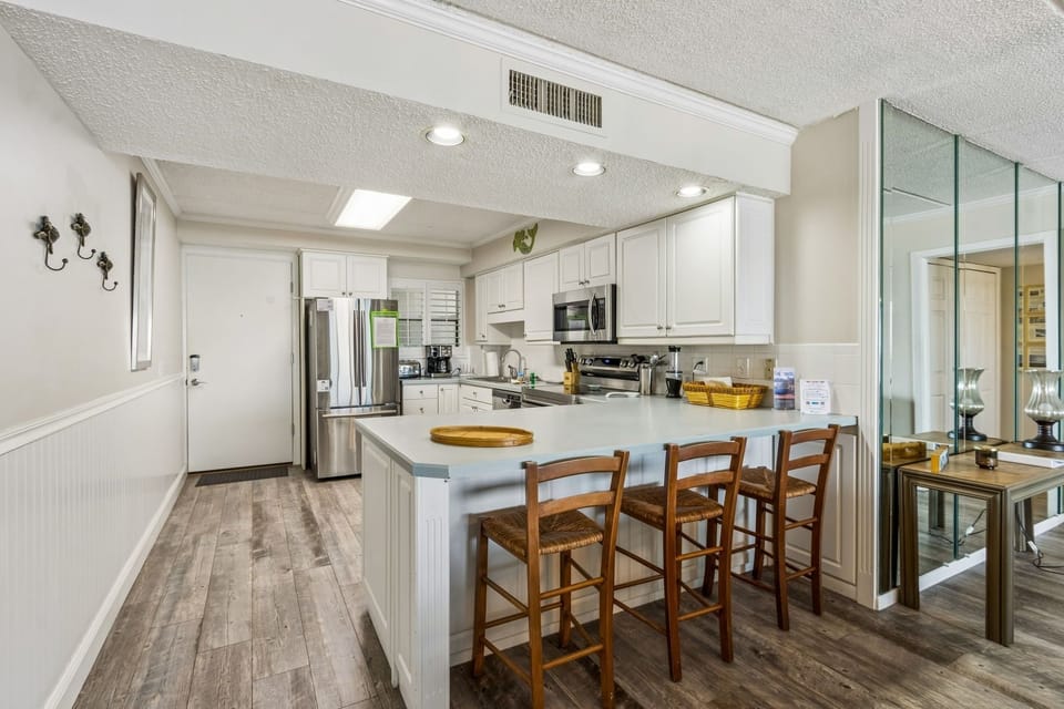 Condo, 3 Bedrooms | Private kitchen | Full-size fridge, microwave, oven, stovetop