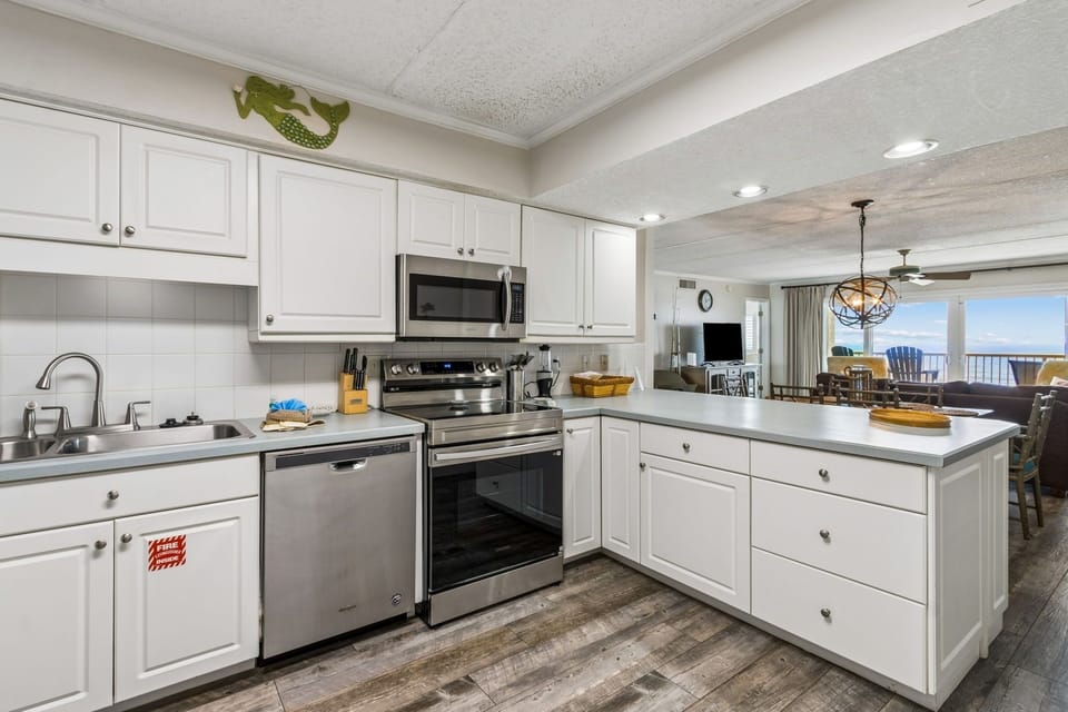 Condo, 3 Bedrooms | Private kitchen | Full-size fridge, microwave, oven, stovetop
