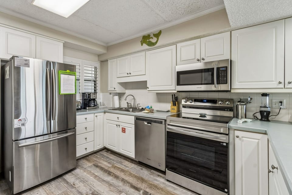 Condo, 3 Bedrooms | Private kitchen | Full-size fridge, microwave, oven, stovetop