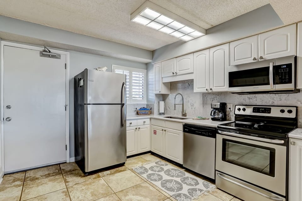 Condo, 3 Bedrooms | Private kitchen | Full-size fridge, microwave, oven, stovetop