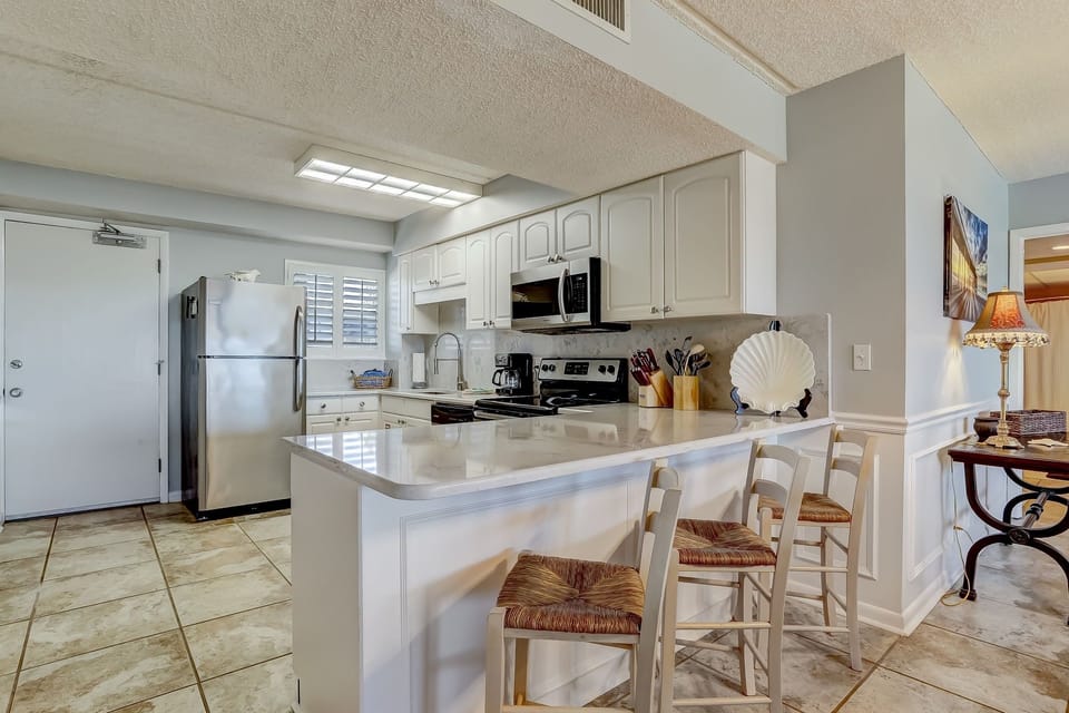 Condo, 3 Bedrooms | Private kitchen | Full-size fridge, microwave, oven, stovetop