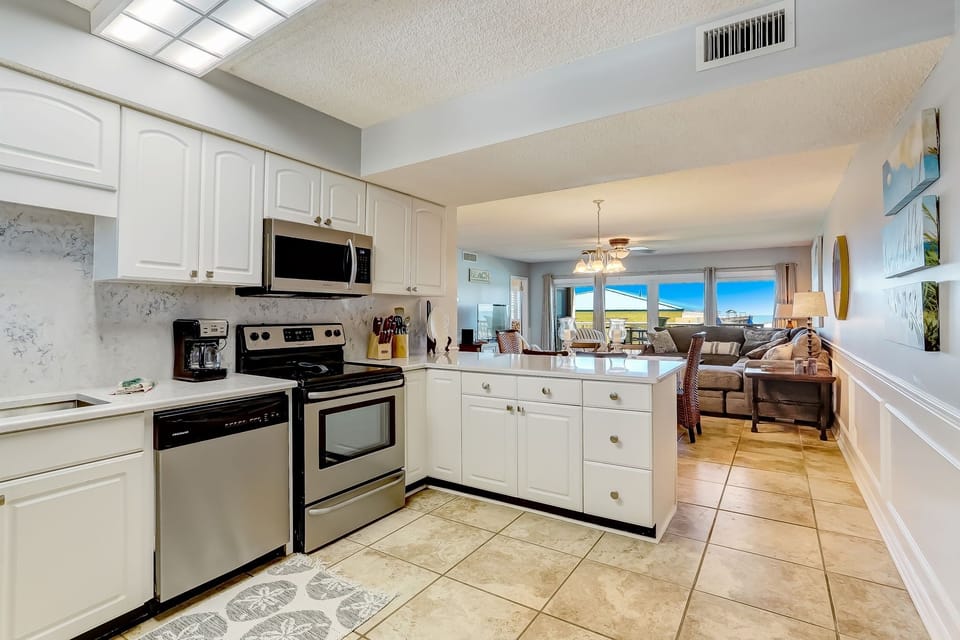 Condo, 3 Bedrooms | Private kitchen | Full-size fridge, microwave, oven, stovetop