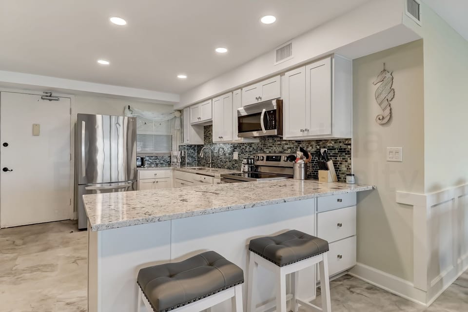 Condo, 3 Bedrooms | Private kitchen | Full-size fridge, microwave, oven, stovetop