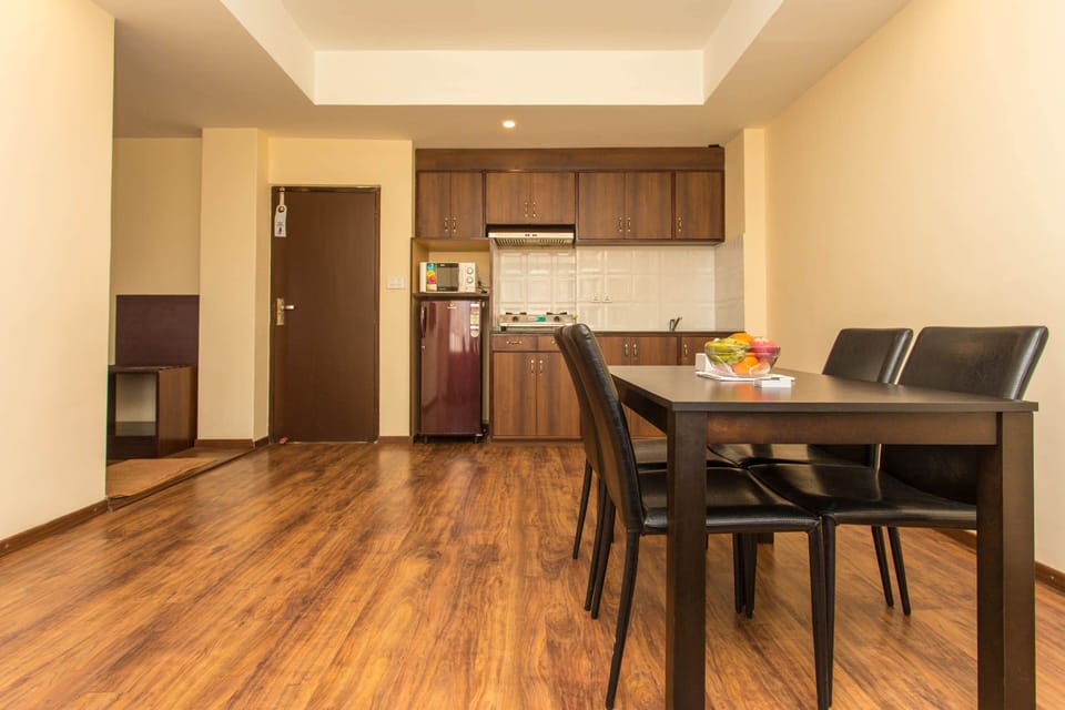 Deluxe Apartment, 1 Bedroom, Kitchenette, City View | In-room dining