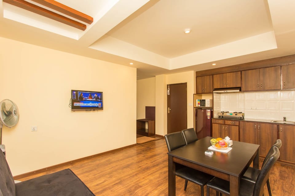 Deluxe Apartment, 1 Bedroom, Kitchenette, City View | In-room dining