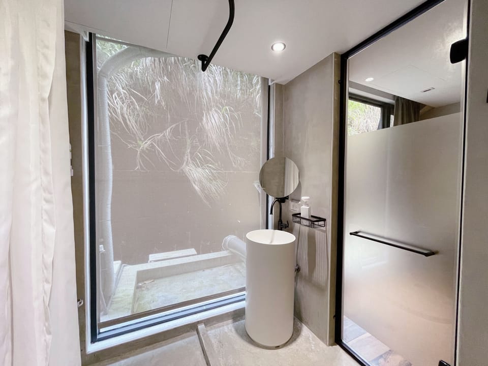 Basic Twin Room, 1 Bedroom, Ensuite | Bathroom | Shower, free toiletries, hair dryer, slippers