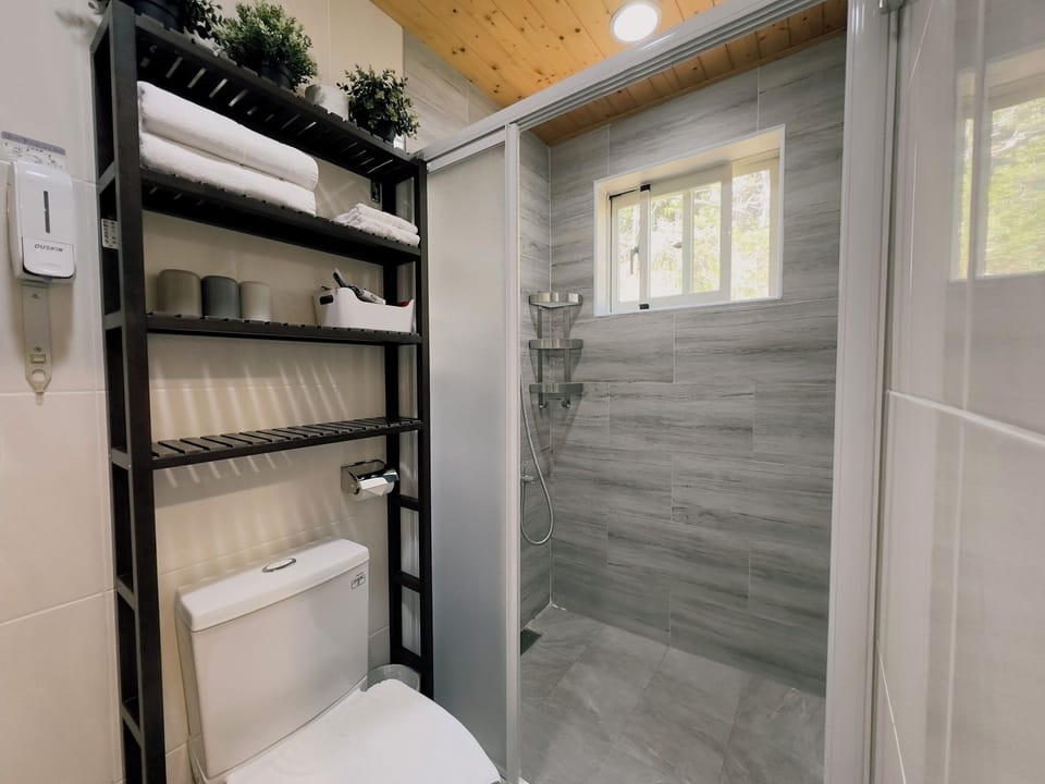 Basic Twin Room, 1 Bedroom, Ensuite | Bathroom | Shower, free toiletries, hair dryer, slippers