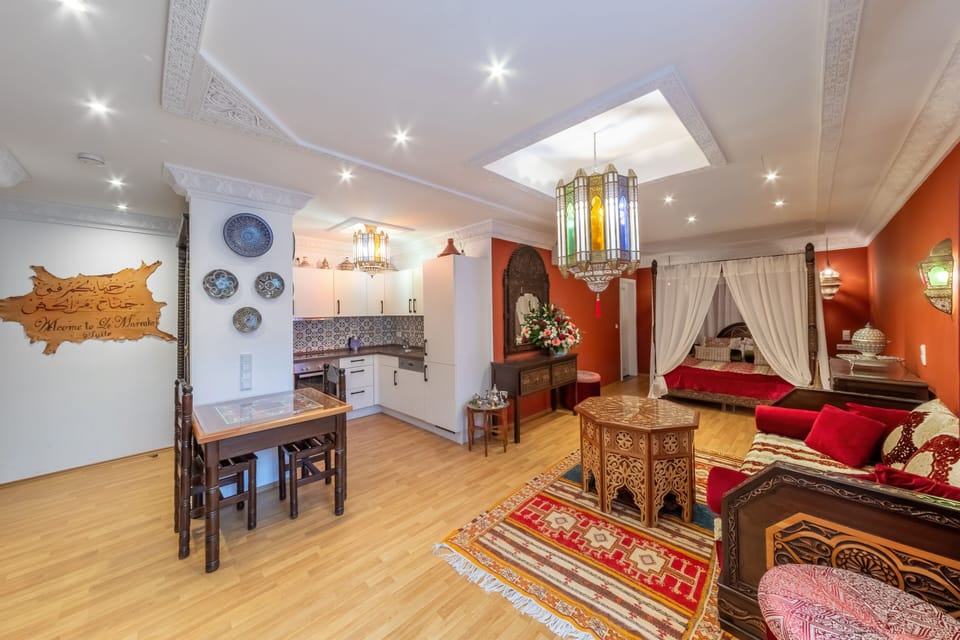 Deluxe Suite, 1 King Bed, Kitchen, Courtyard Area | Blackout drapes, soundproofing, iron/ironing board, free WiFi