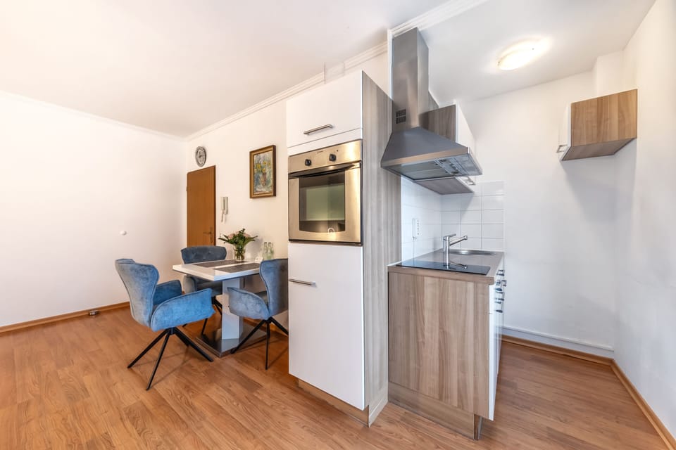 Executive Studio (Business) | Private kitchen | Full-size fridge, stovetop, coffee/tea maker, electric kettle