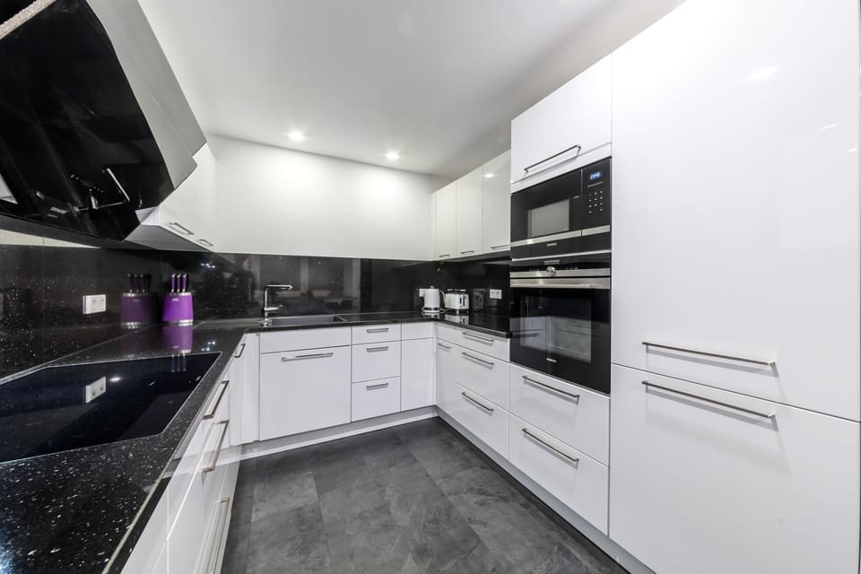Comfort Penthouse, 3 Bedrooms, Non Smoking | Private kitchen | Full-size fridge, stovetop, coffee/tea maker, electric kettle