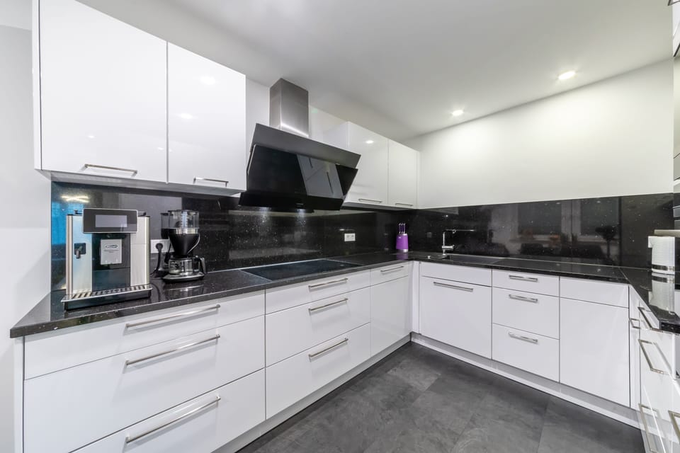 Comfort Penthouse, 3 Bedrooms, Non Smoking | Private kitchen | Full-size fridge, stovetop, coffee/tea maker, electric kettle