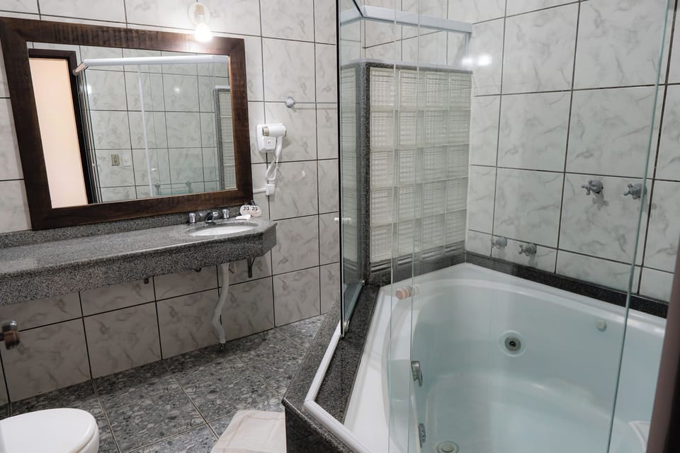 Suite Com Hidromassagem | Minibar, desk, blackout drapes, free WiFi