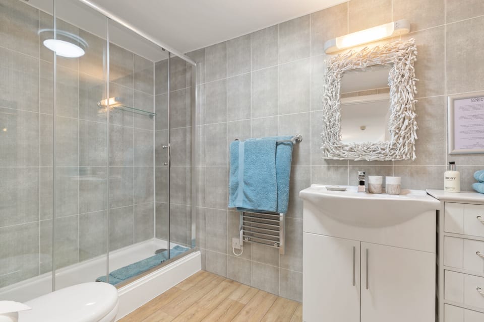 Classic Double Room, 1 King Bed, Garden View | Bathroom | Free toiletries, hair dryer, towels