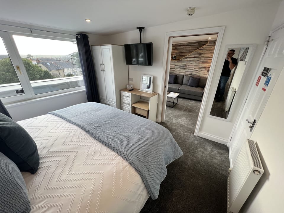 Premier Suite, 1 King Bed, Garden View | Individually decorated, individually furnished, iron/ironing board