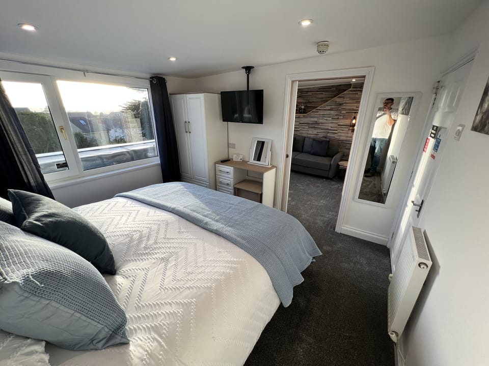 Premier Suite, 1 King Bed, Garden View | Individually decorated, individually furnished, iron/ironing board