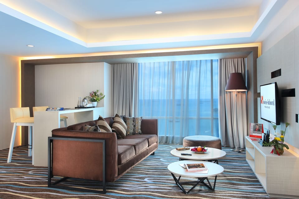 Business Suite | Living area | 42-inch LCD TV with cable channels, TV