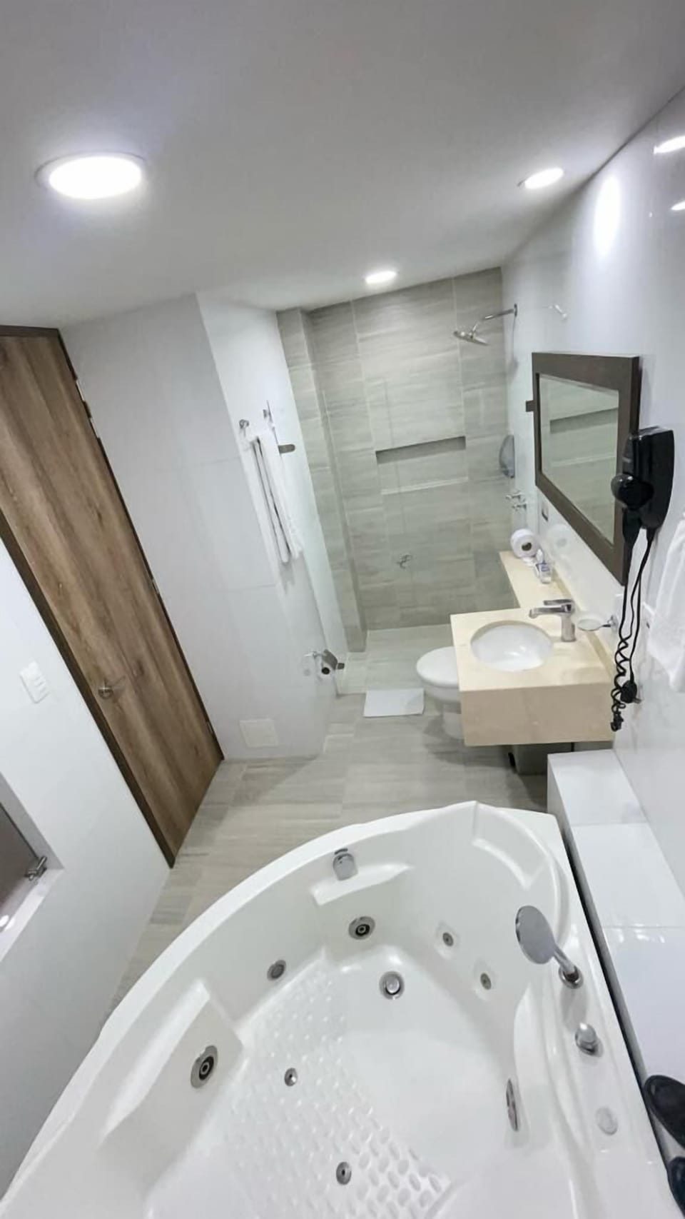 Junior Suite | Bathroom | Free toiletries, hair dryer, towels