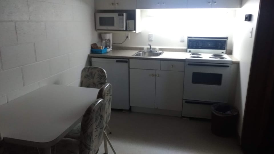Standard Suite, 1 Bedroom, Kitchenette | Private kitchen | Coffee/tea maker, mini-fridge, microwave
