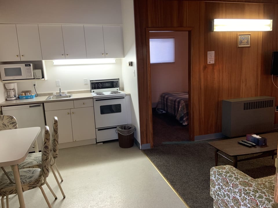 Standard Suite, 1 Bedroom, Kitchenette | Desk, blackout drapes, WiFi (free), individually decorated